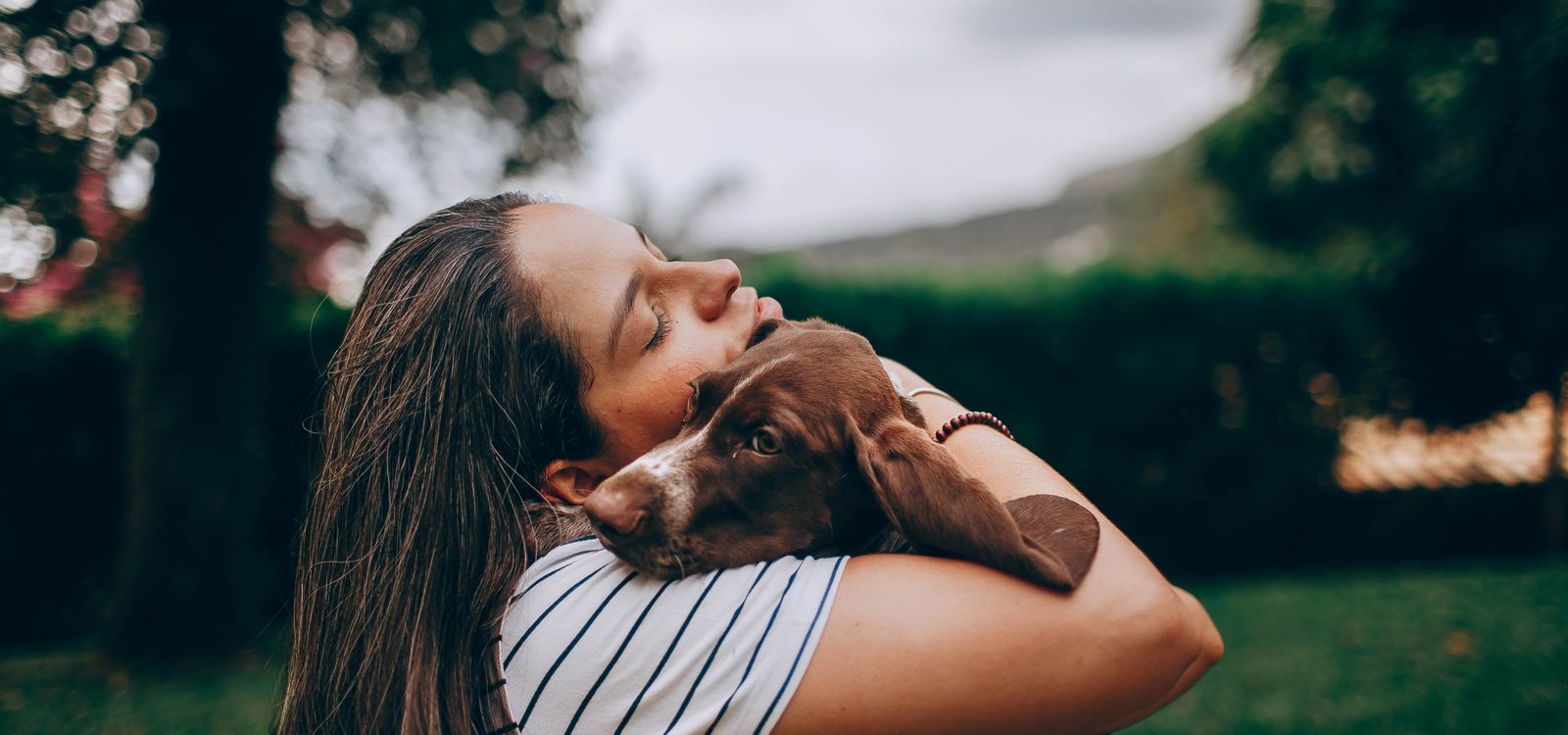 Chủ nuôi ôm chó cưng — bảo vệ thú cưng trước rủi ro y tế bất ngờ